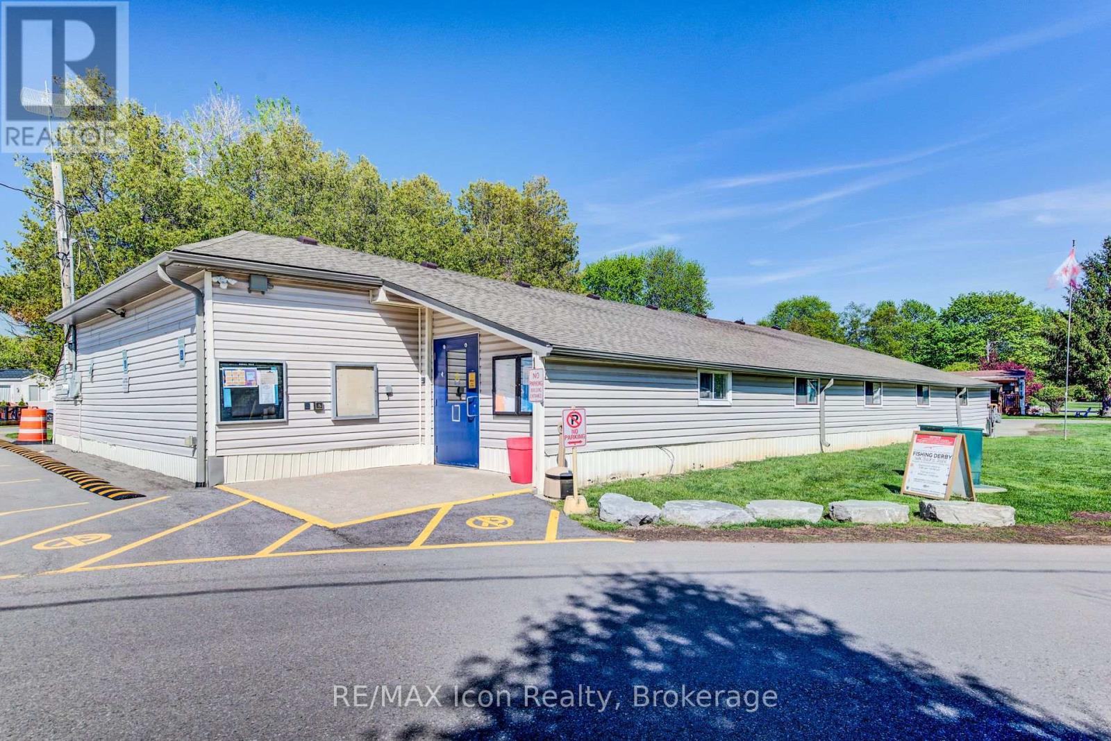 11 HEMLOCK CRESCENT - 42