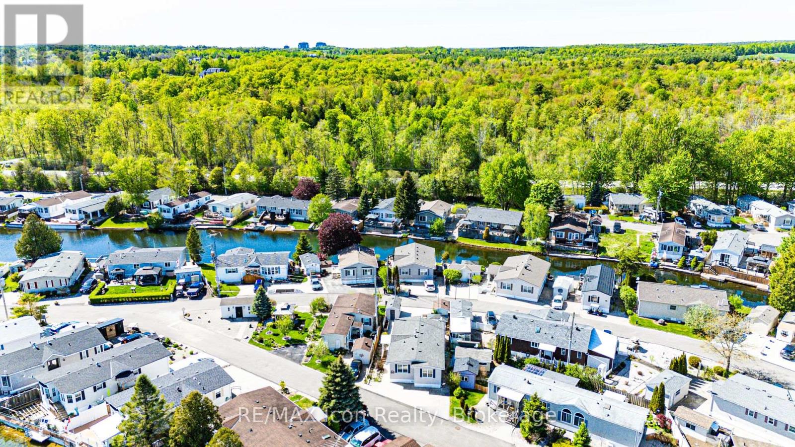 11 HEMLOCK CRESCENT - 44