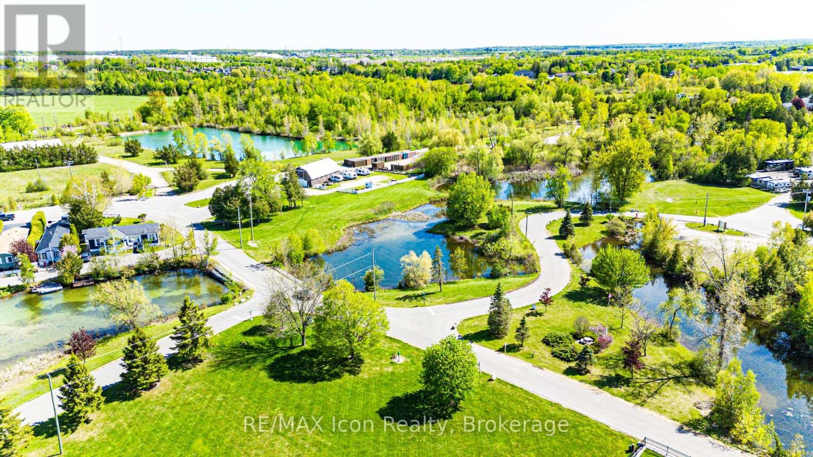 11 HEMLOCK CRESCENT - 46