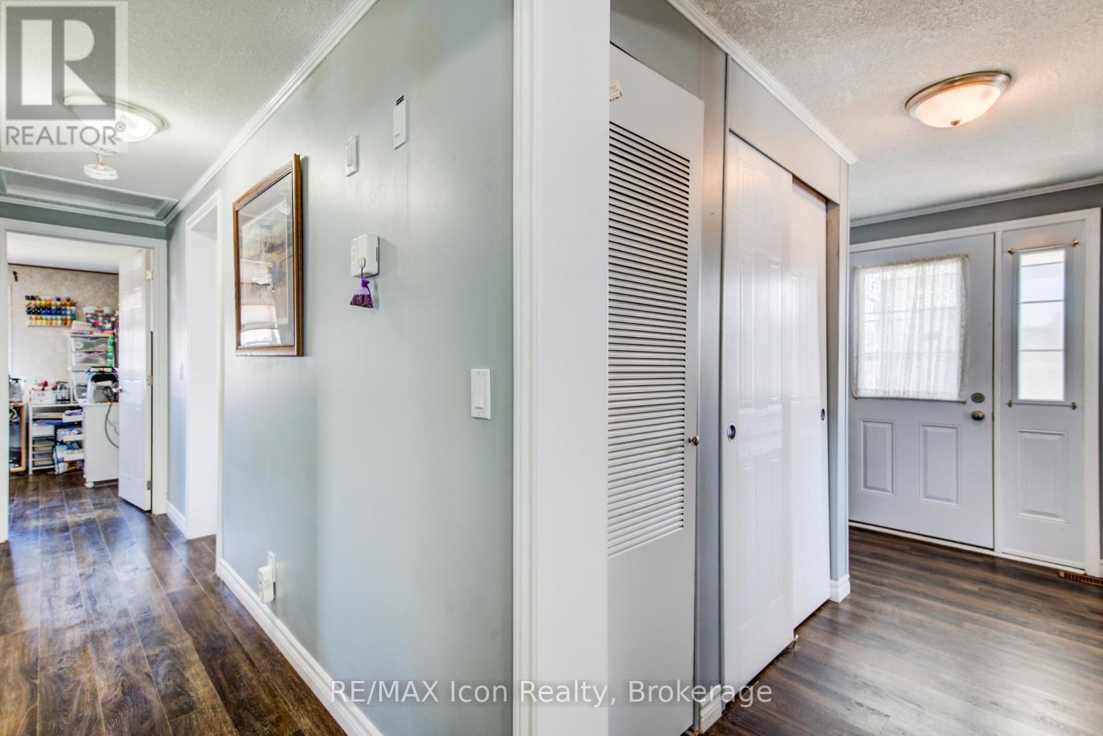 11 HEMLOCK CRESCENT - 6