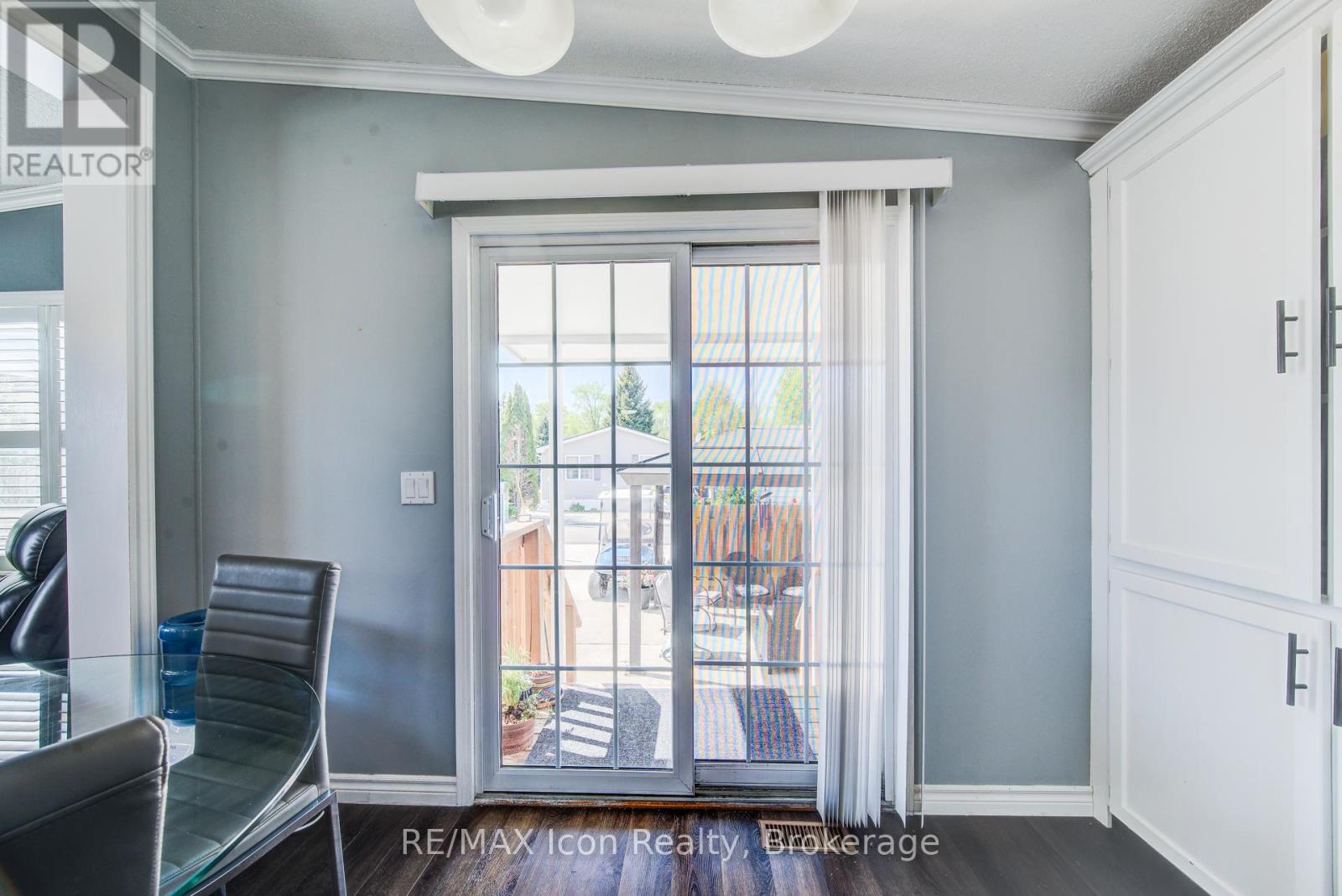 11 HEMLOCK CRESCENT - 7