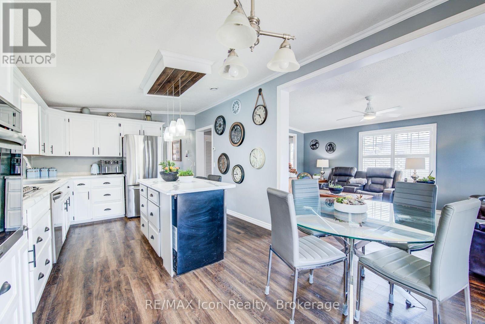 11 HEMLOCK CRESCENT - 8