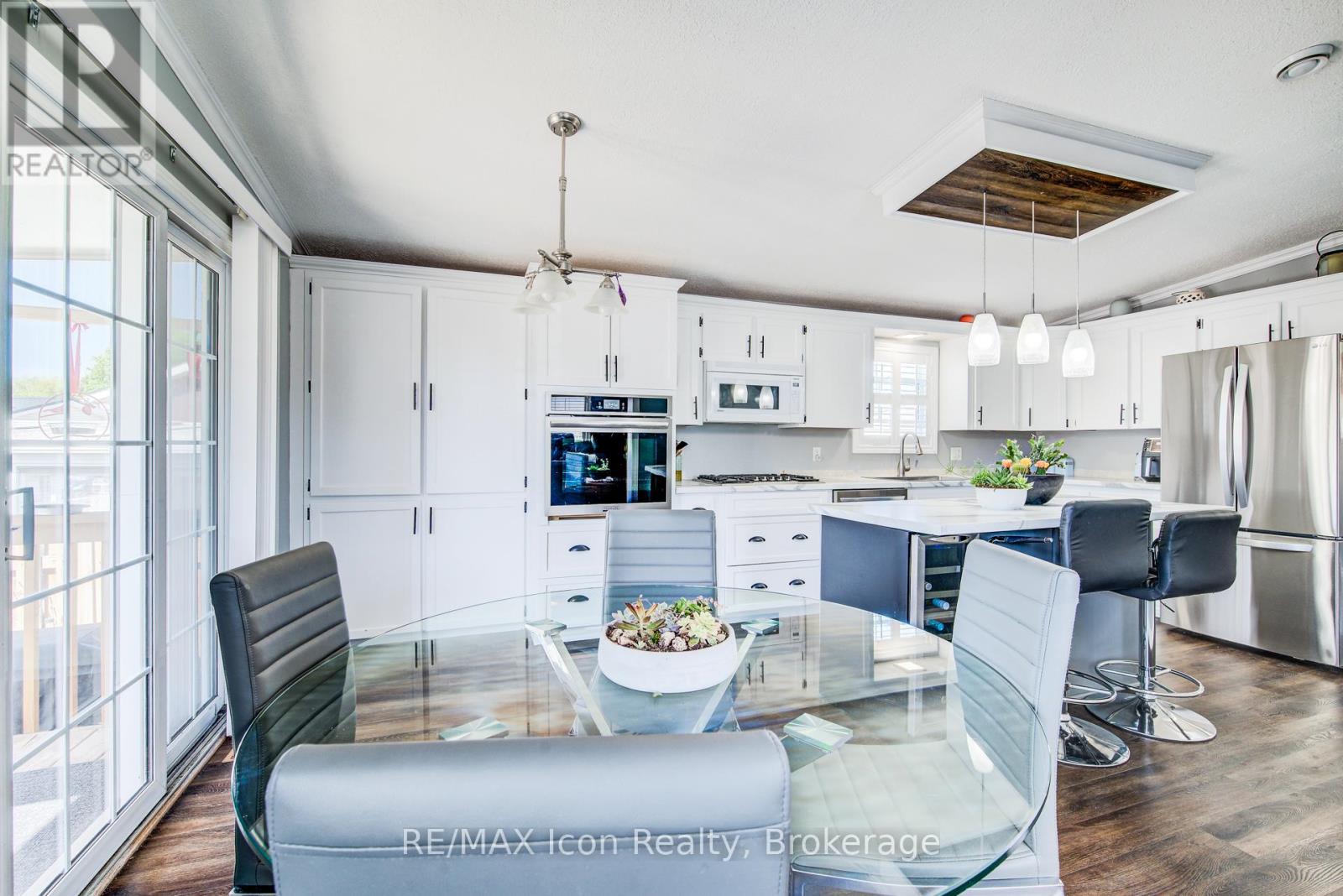 11 HEMLOCK CRESCENT - 9