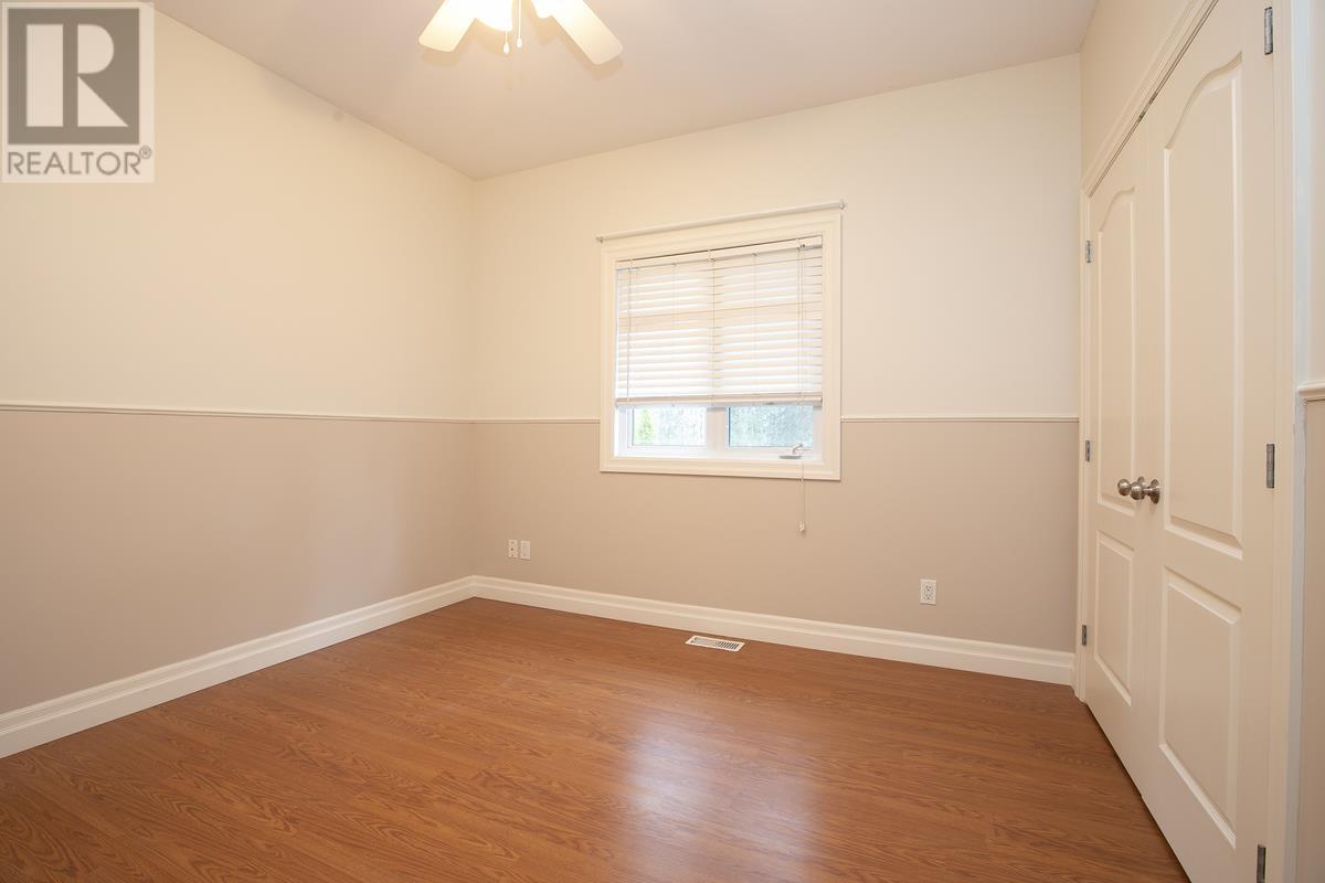 4 Parkdale DR - 29