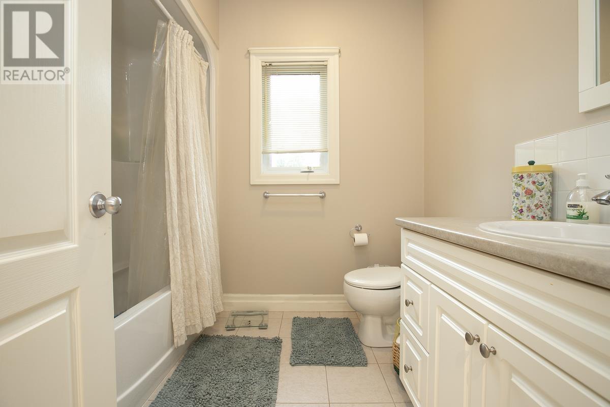 4 Parkdale DR - 32