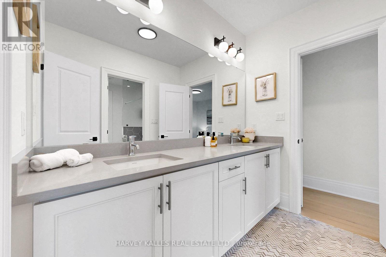 107 WINTHROP CRESCENT - 25