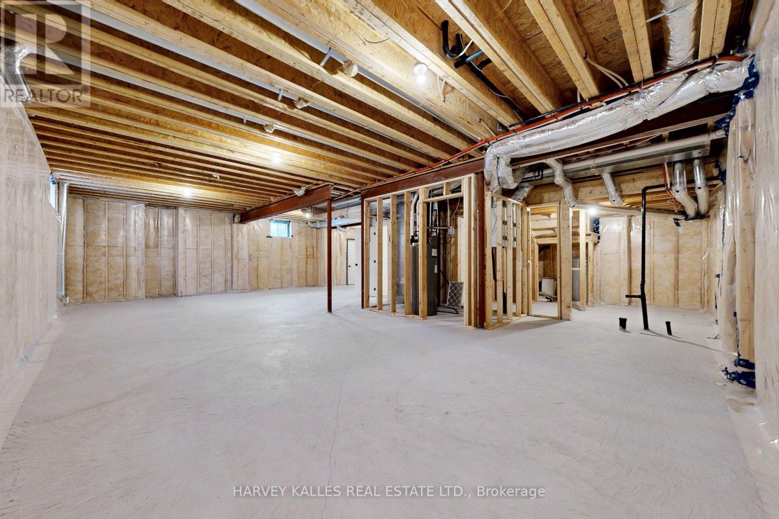 107 WINTHROP CRESCENT - 38