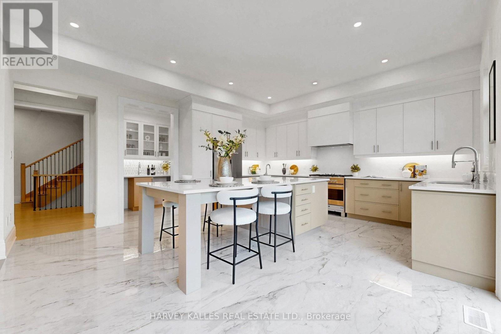 107 WINTHROP CRESCENT - 8