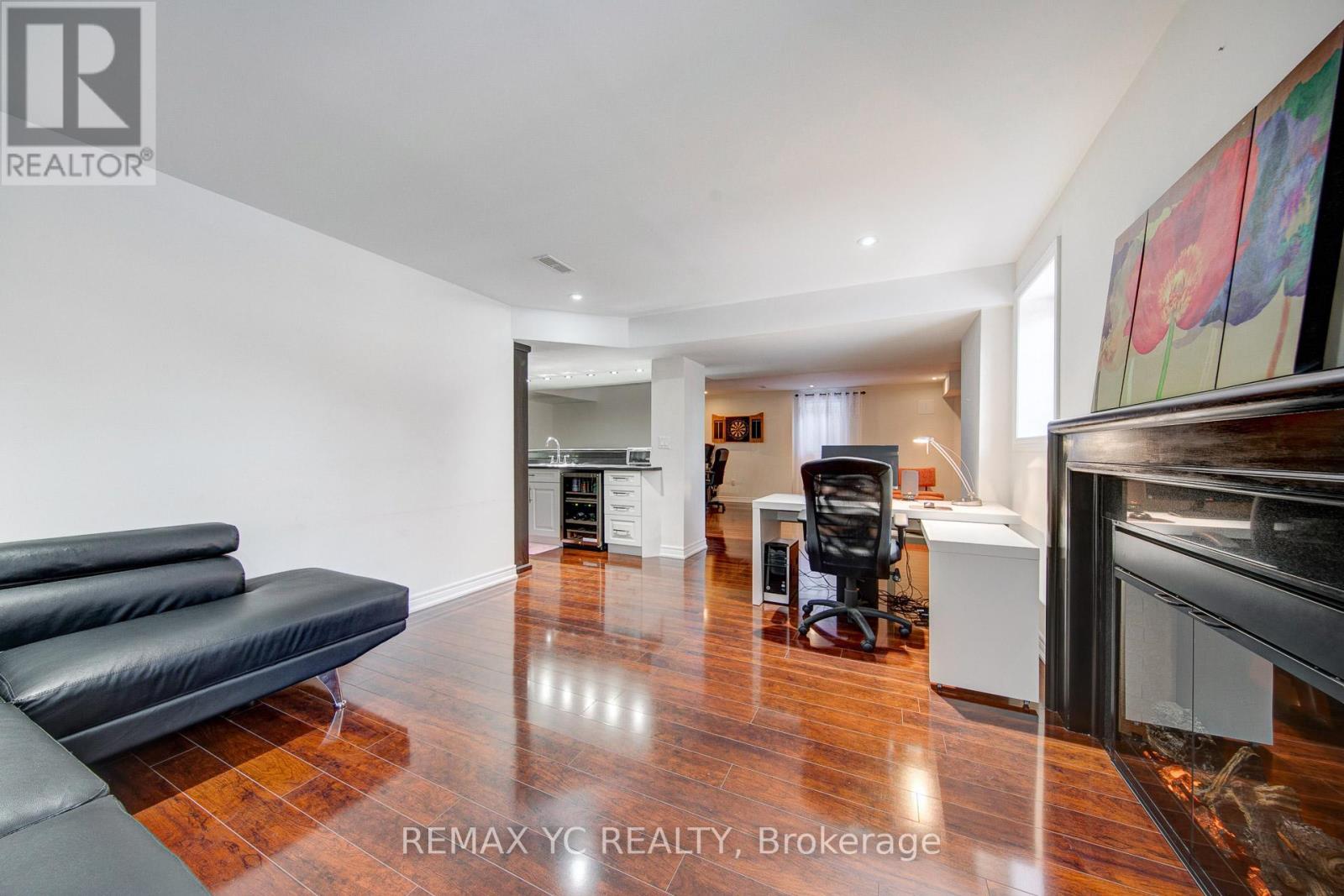 43 LAREDO DRIVE - 42