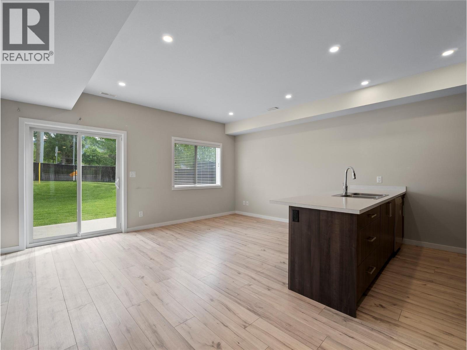 #15 2081 11 Avenue NE - 12