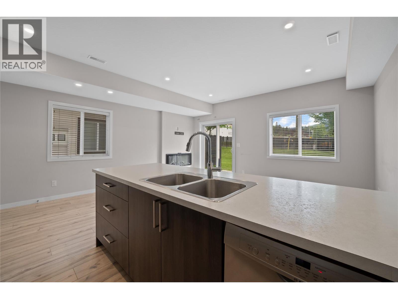 #15 2081 11 Avenue NE - 9