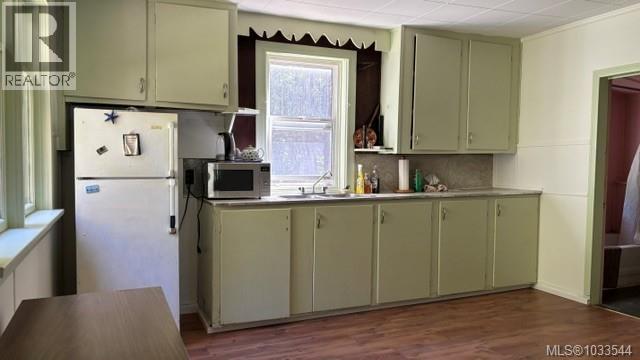 5835 Island Hwy N - 5