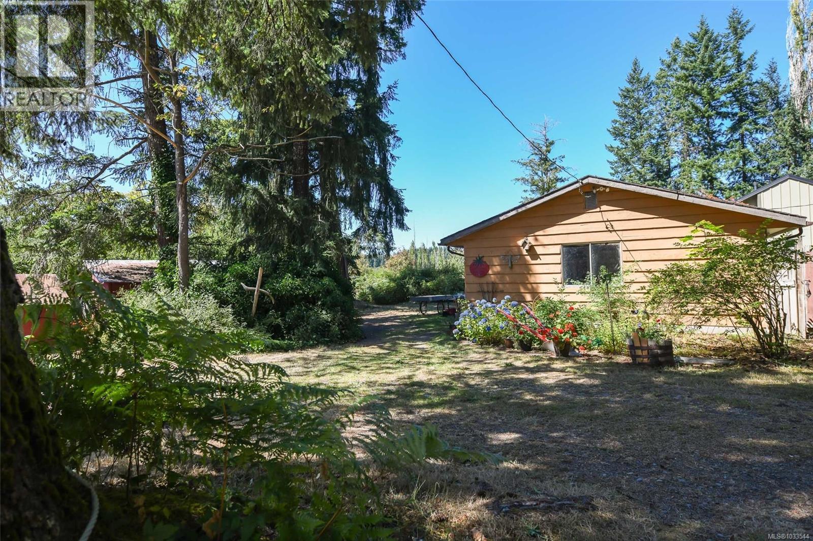 5835 Island Hwy N - 1
