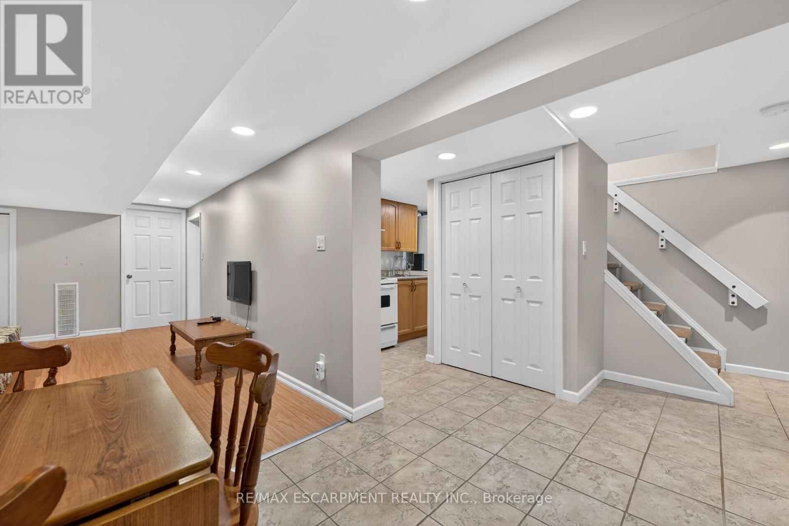 31 LARCHWOOD DRIVE - 32