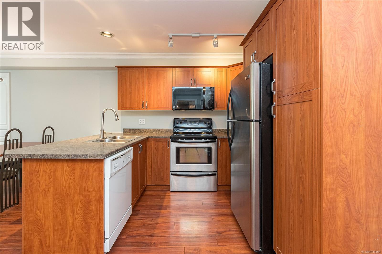 #302 655 Goldstream Ave - 18
