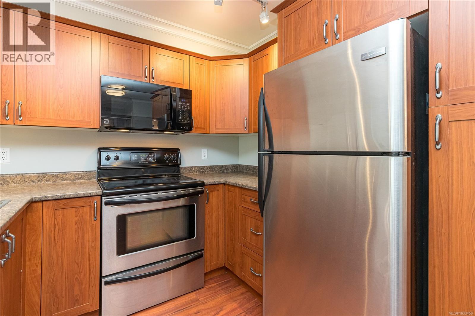 #302 655 Goldstream Ave - 19