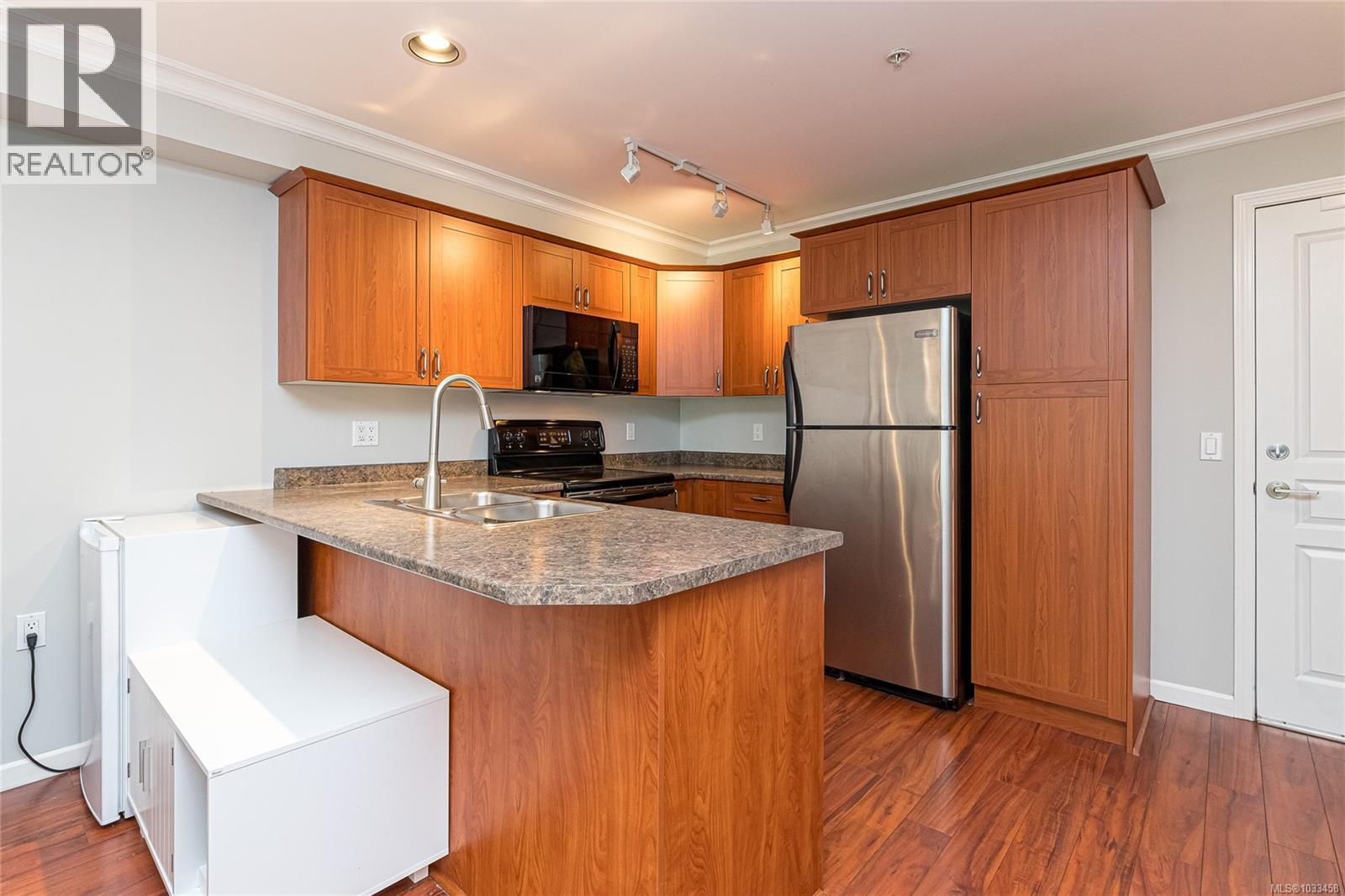 #302 655 Goldstream Ave - 1