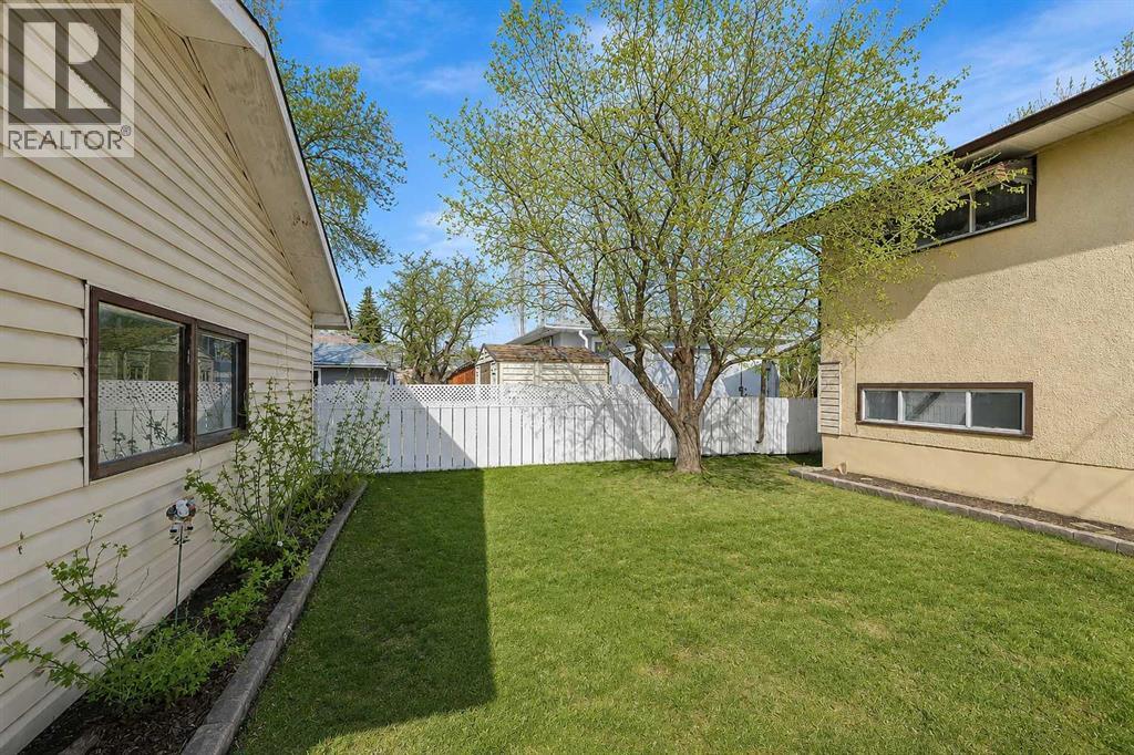 68 West Glen Crescent SW - 45