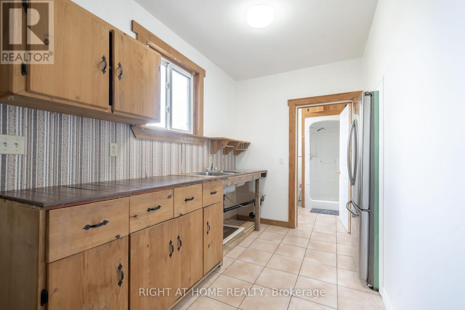 3392 CORONATION AVENUE - 27