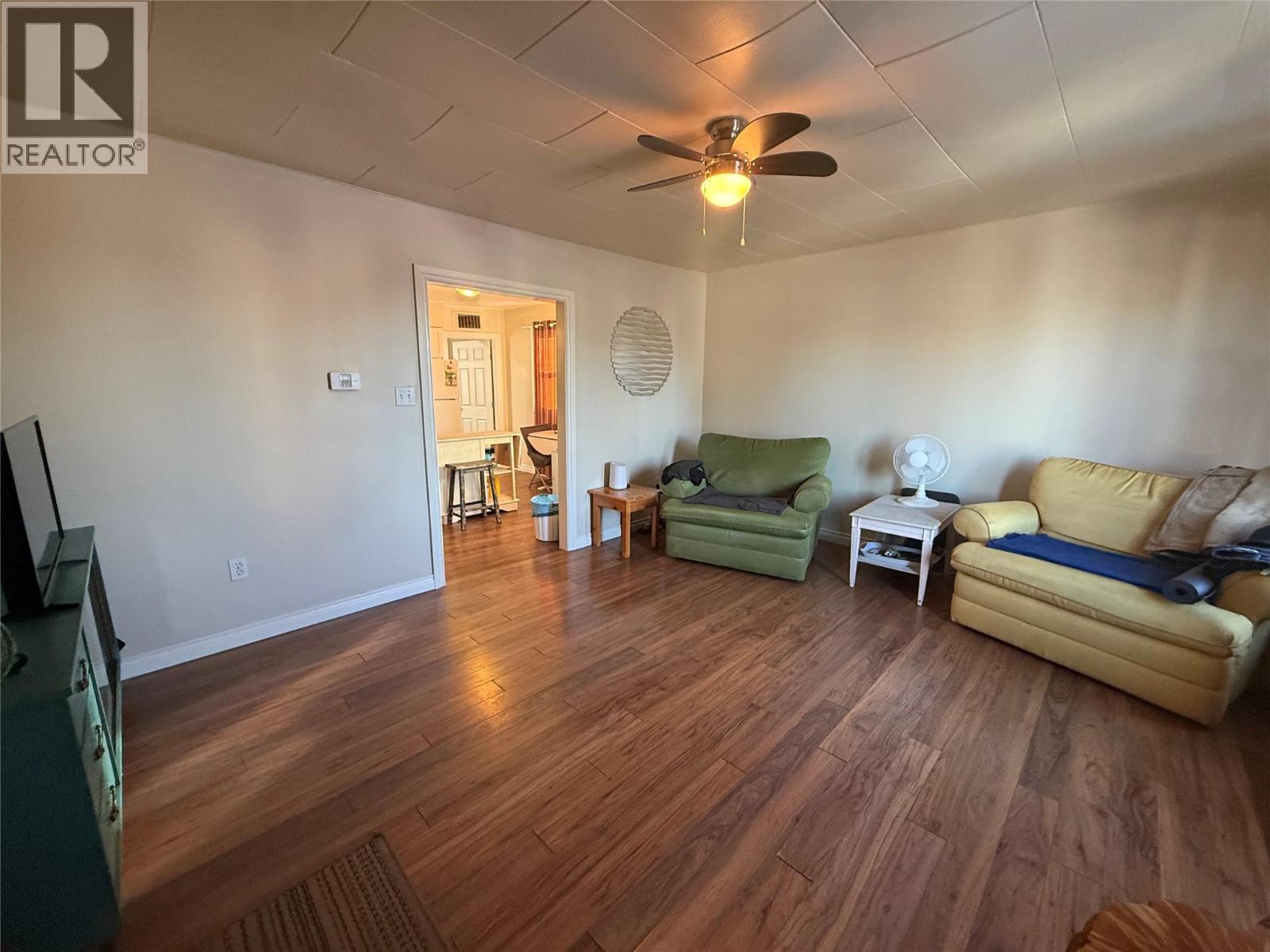 9008/9010 8 Street - 8