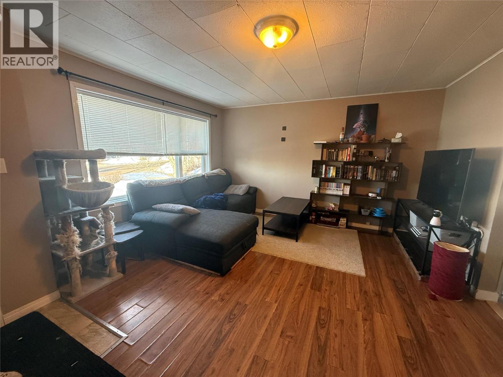 9008/9010 8 Street - 5