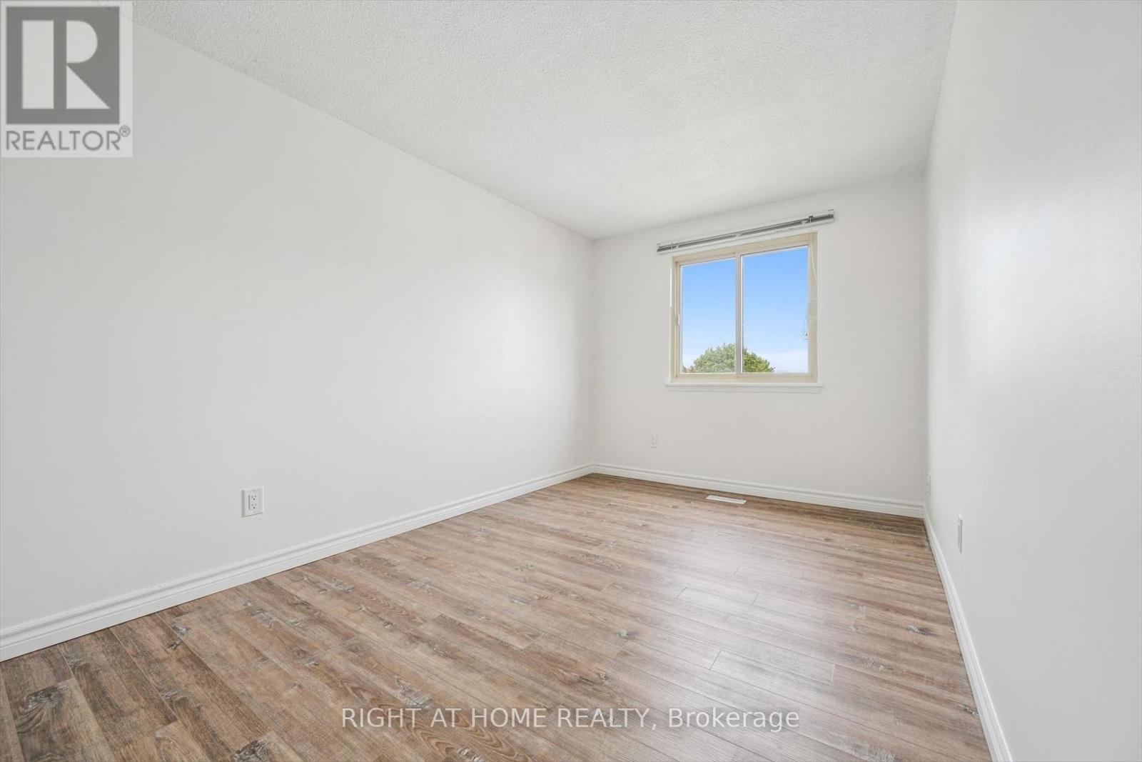 2432 MALCOLM CRESCENT - 23