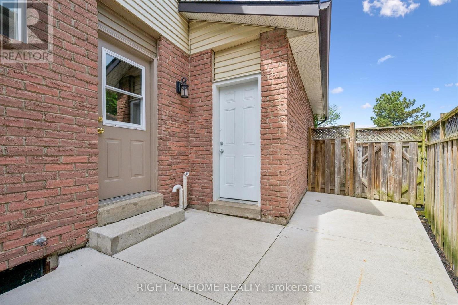 2432 MALCOLM CRESCENT - 35