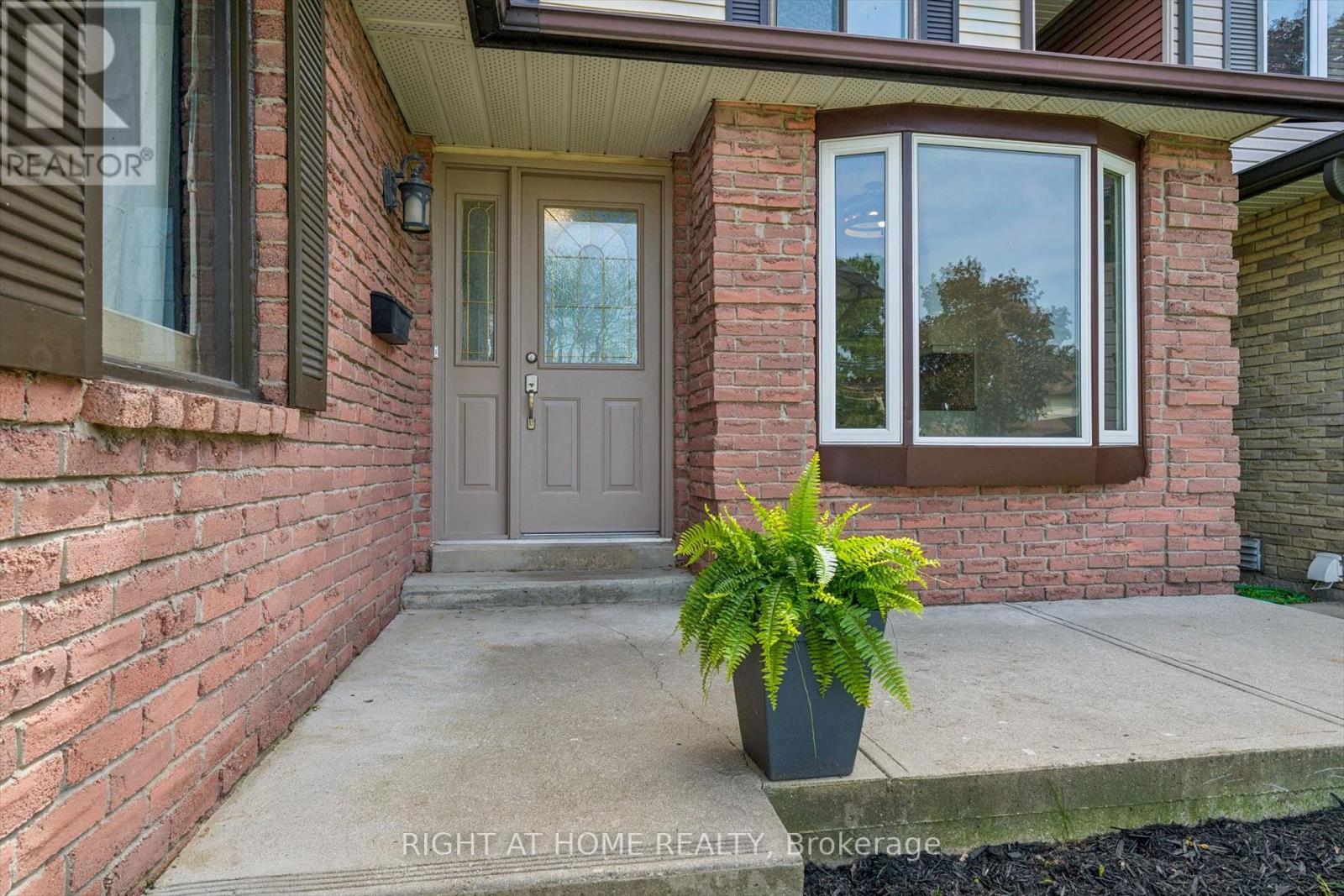 2432 MALCOLM CRESCENT - 4