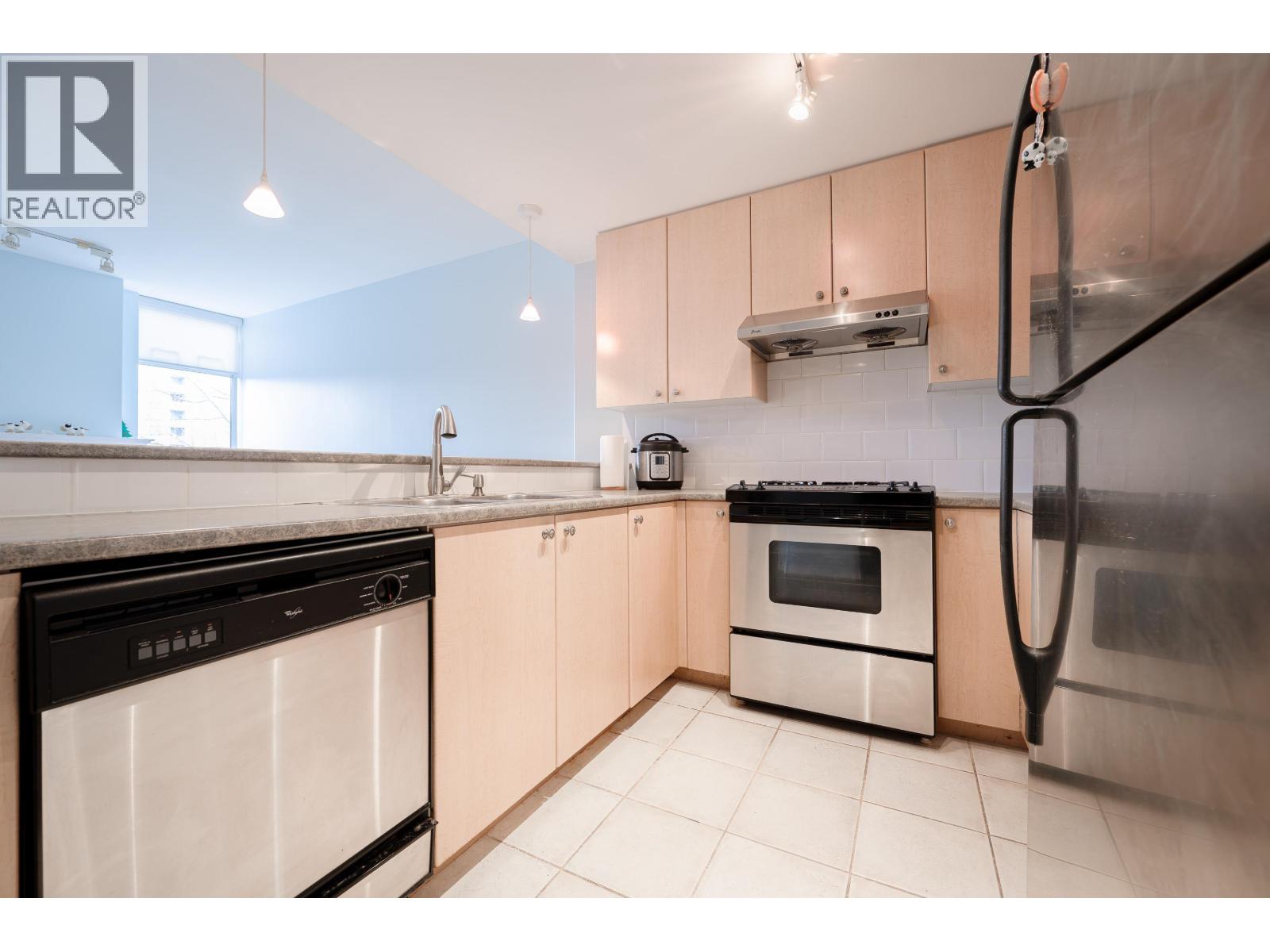 302 7080 ST. ALBANS ROAD, Richmond
