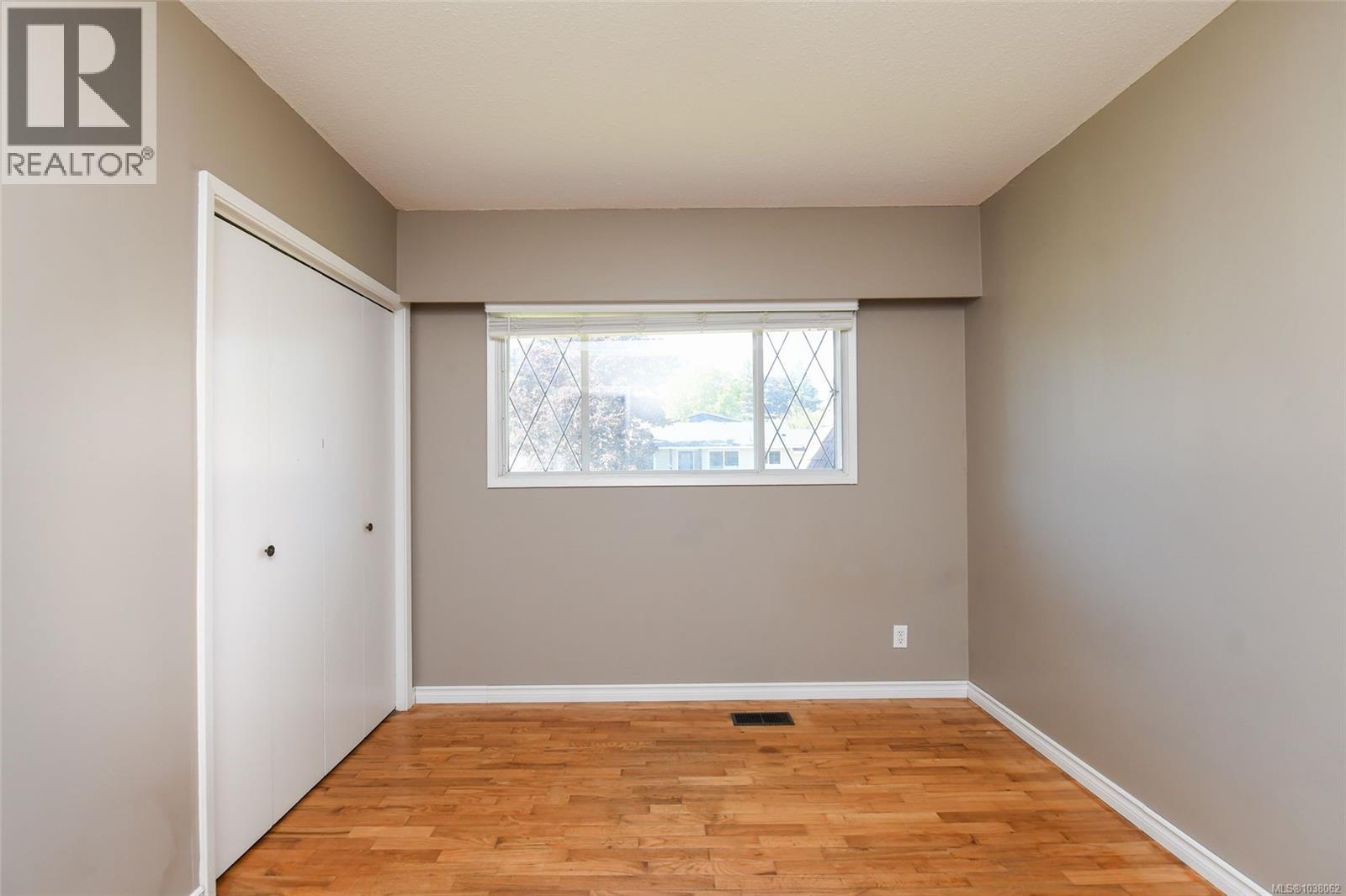 2029 Cedar Cres - 11