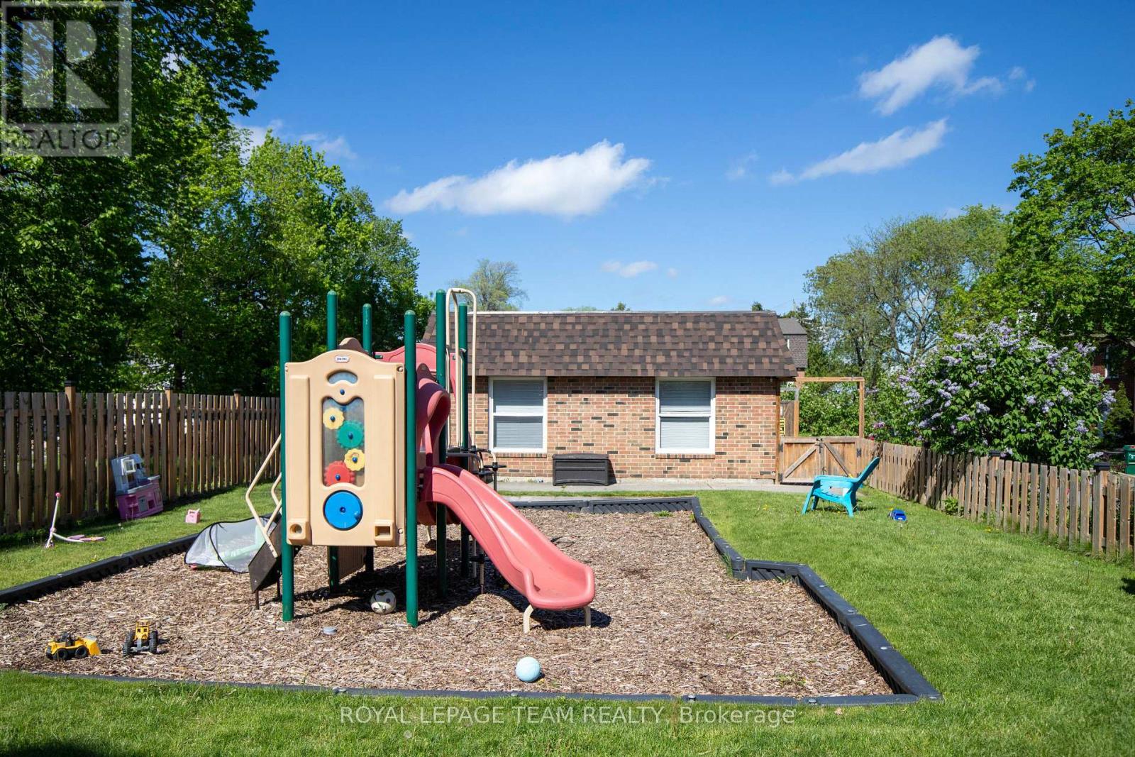 8 MOORSIDE PRIVATE - 33