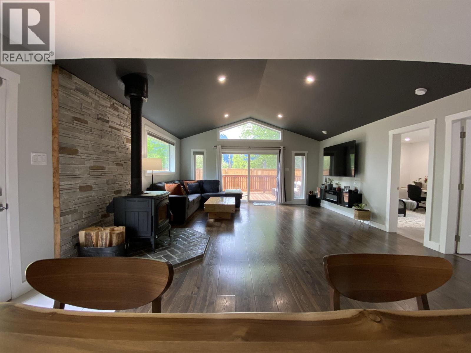 2136 21 AVENUE, Hazelton