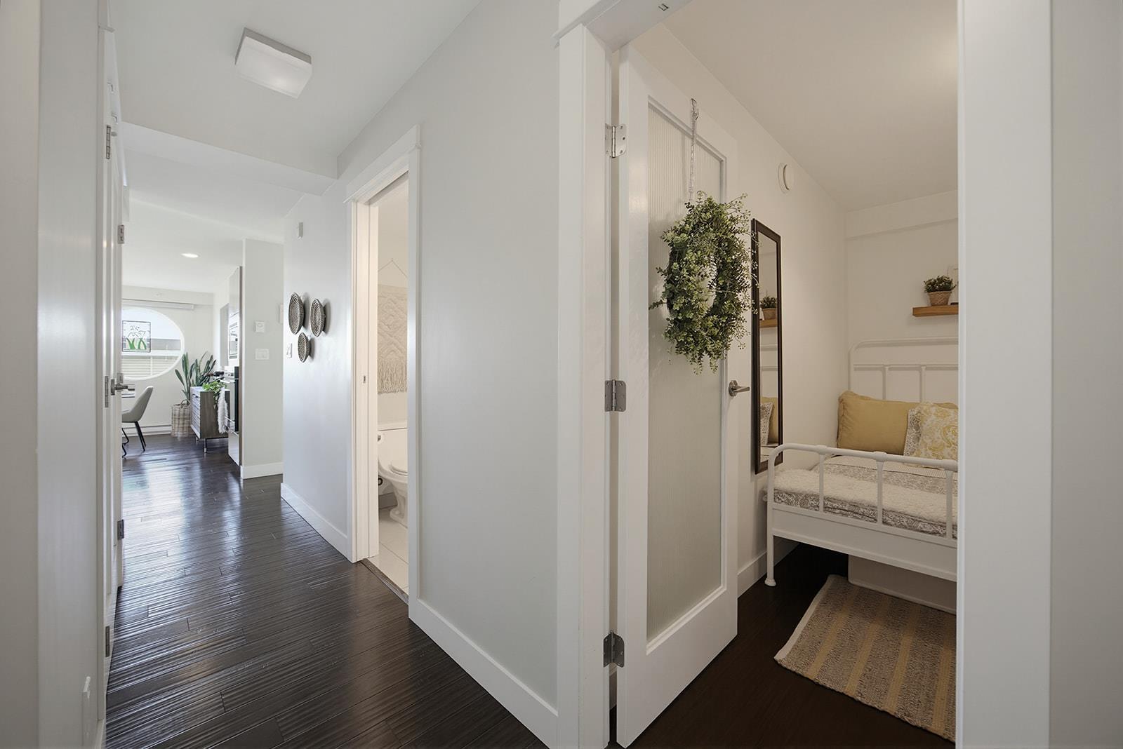 502 14955 VICTORIA AVENUE, White Rock