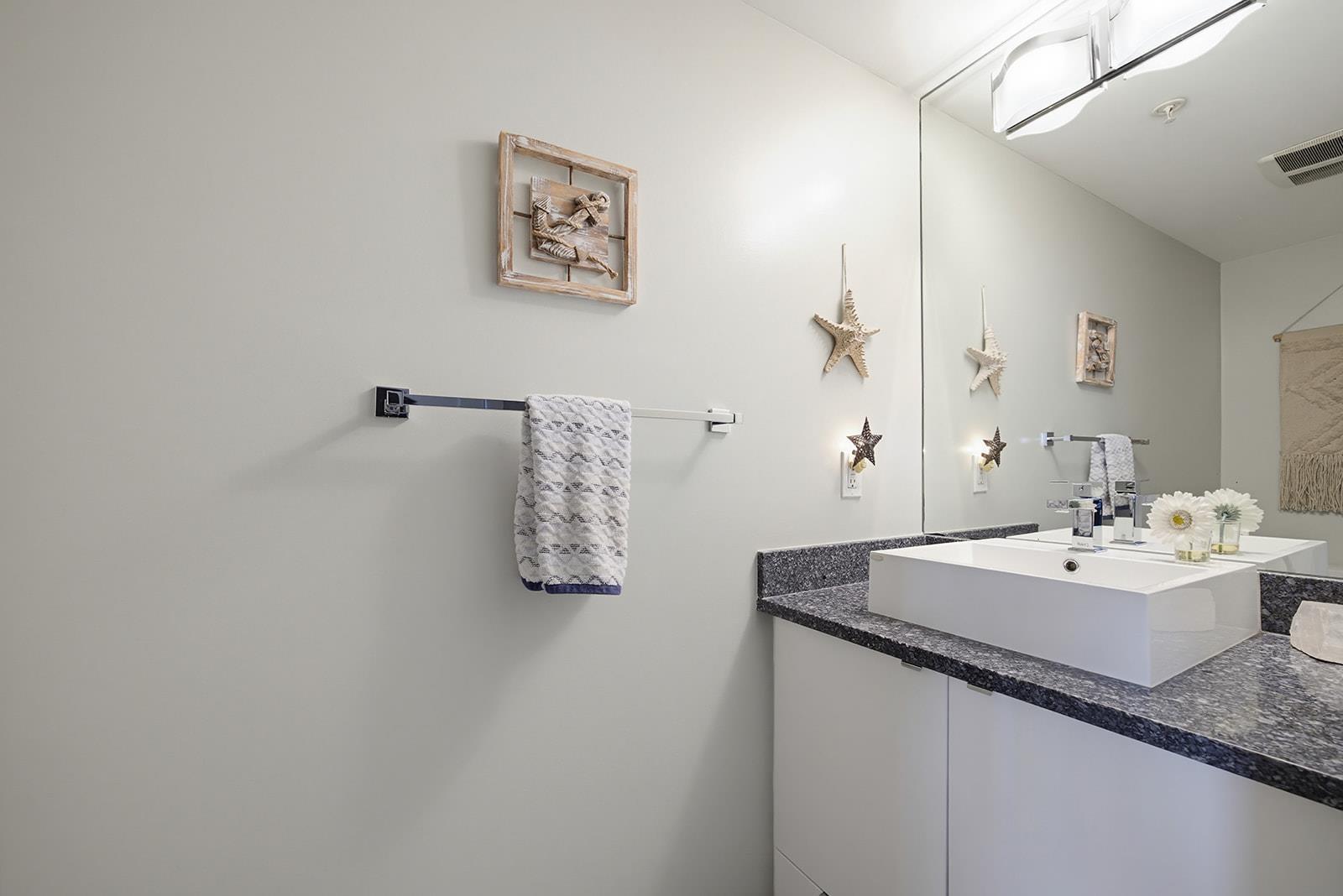 502 14955 VICTORIA AVENUE, White Rock