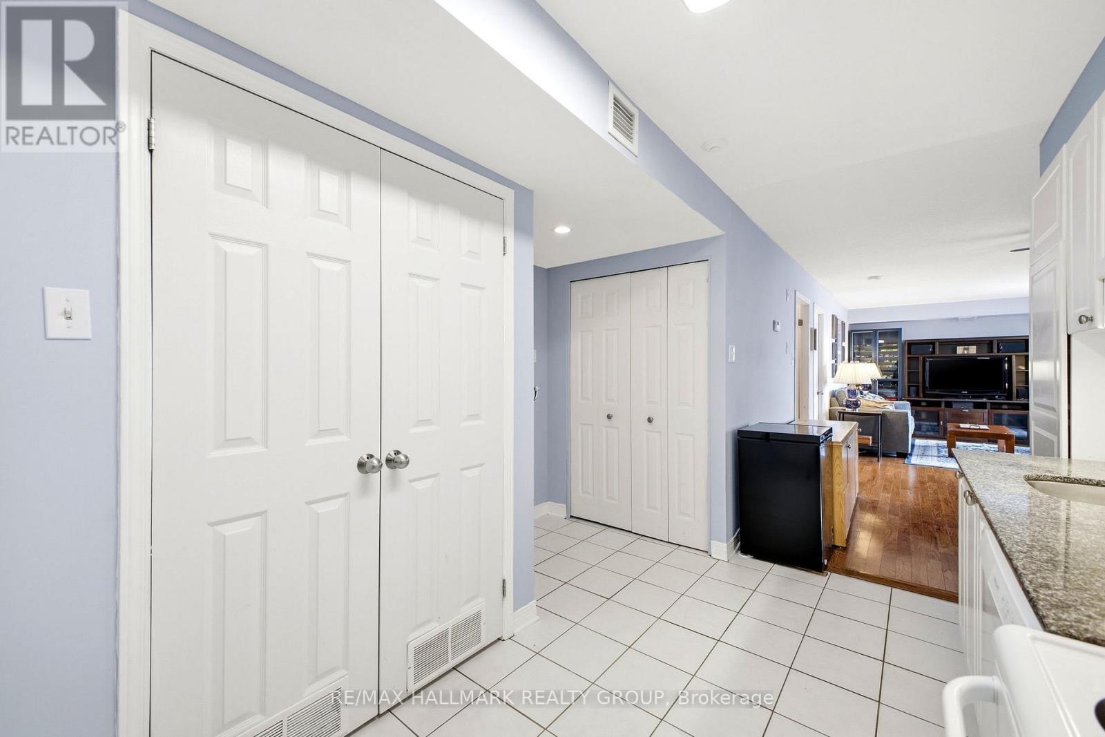 #PH13 429 SOMERSET STREET W - 11