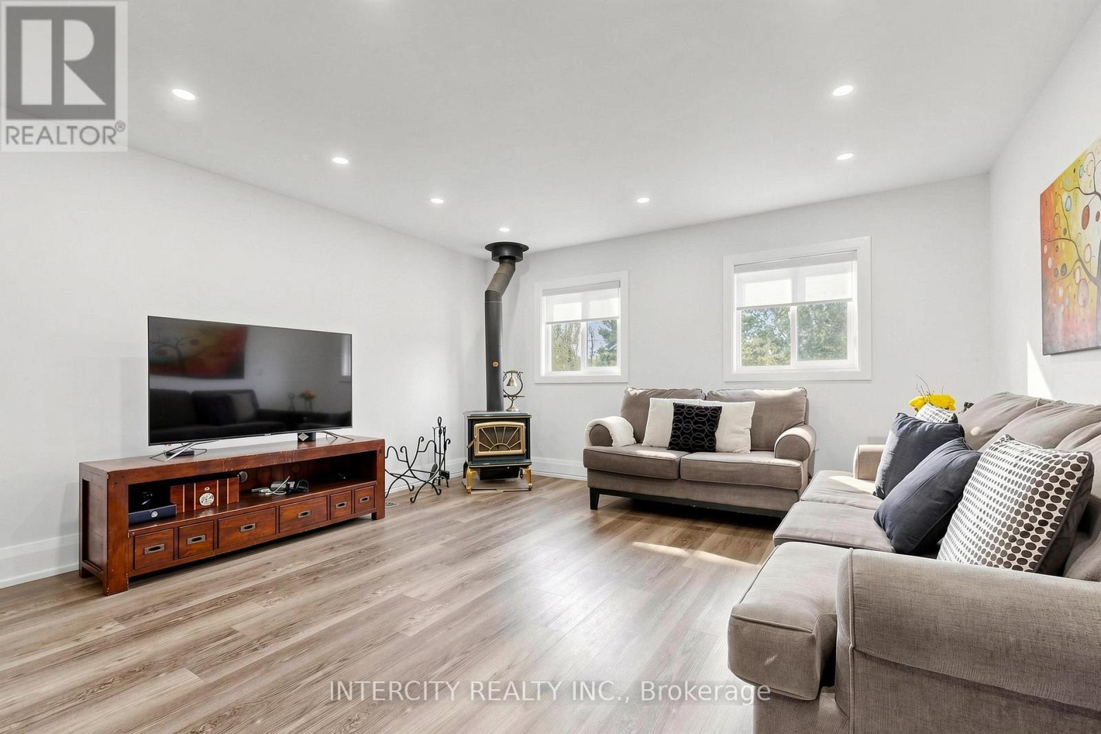 2076 15TH SIDE ROAD - 9