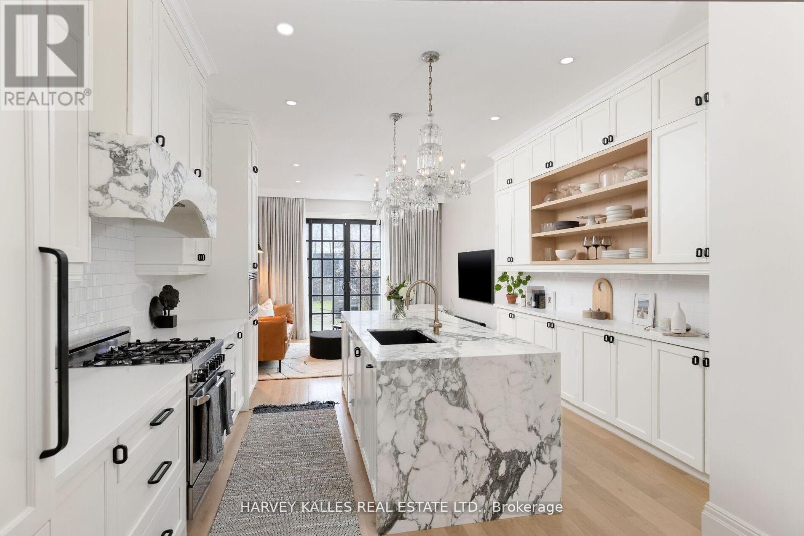 38 SORAUREN AVENUE - 16