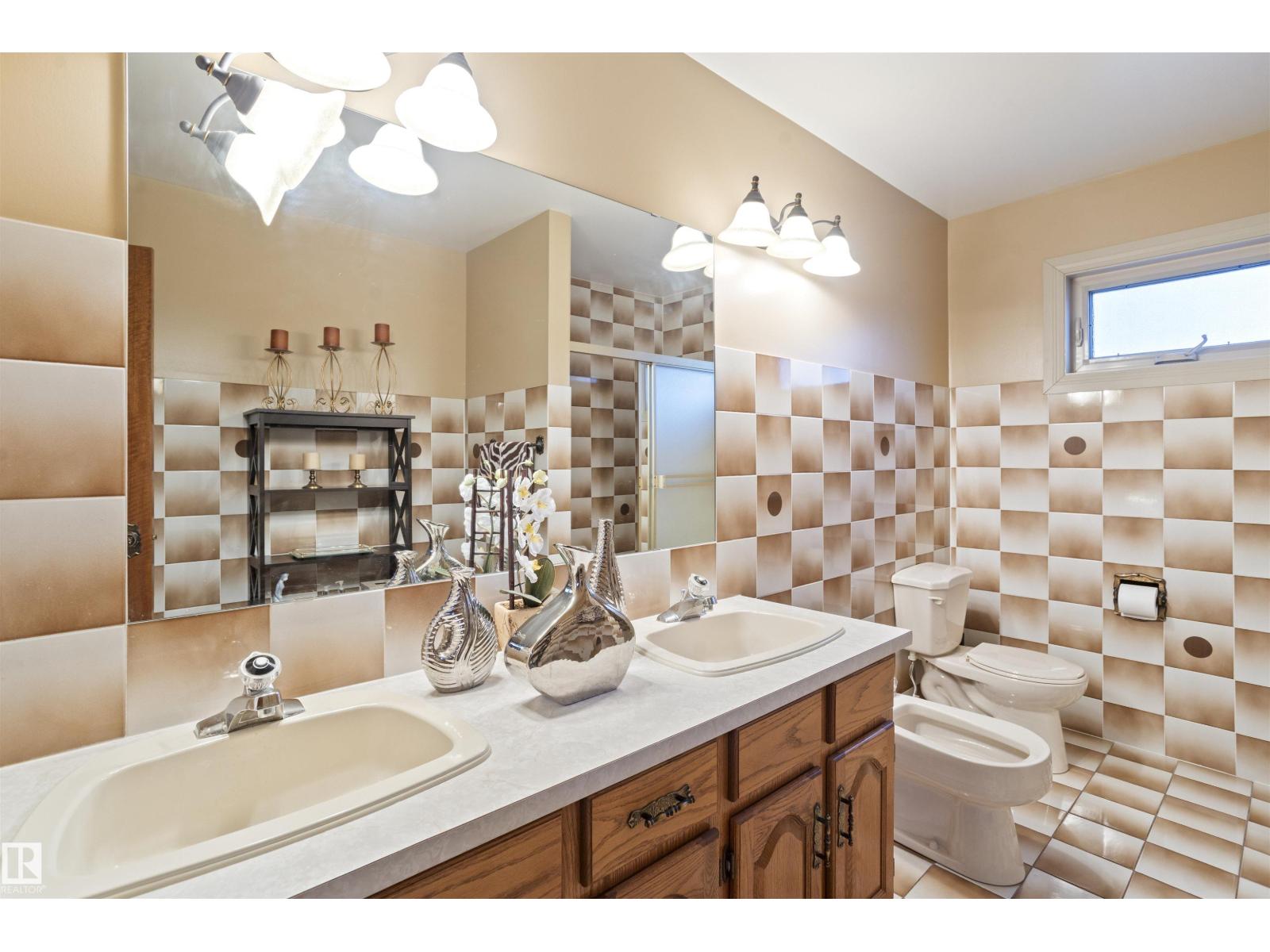 9831 158 AV NW - 50