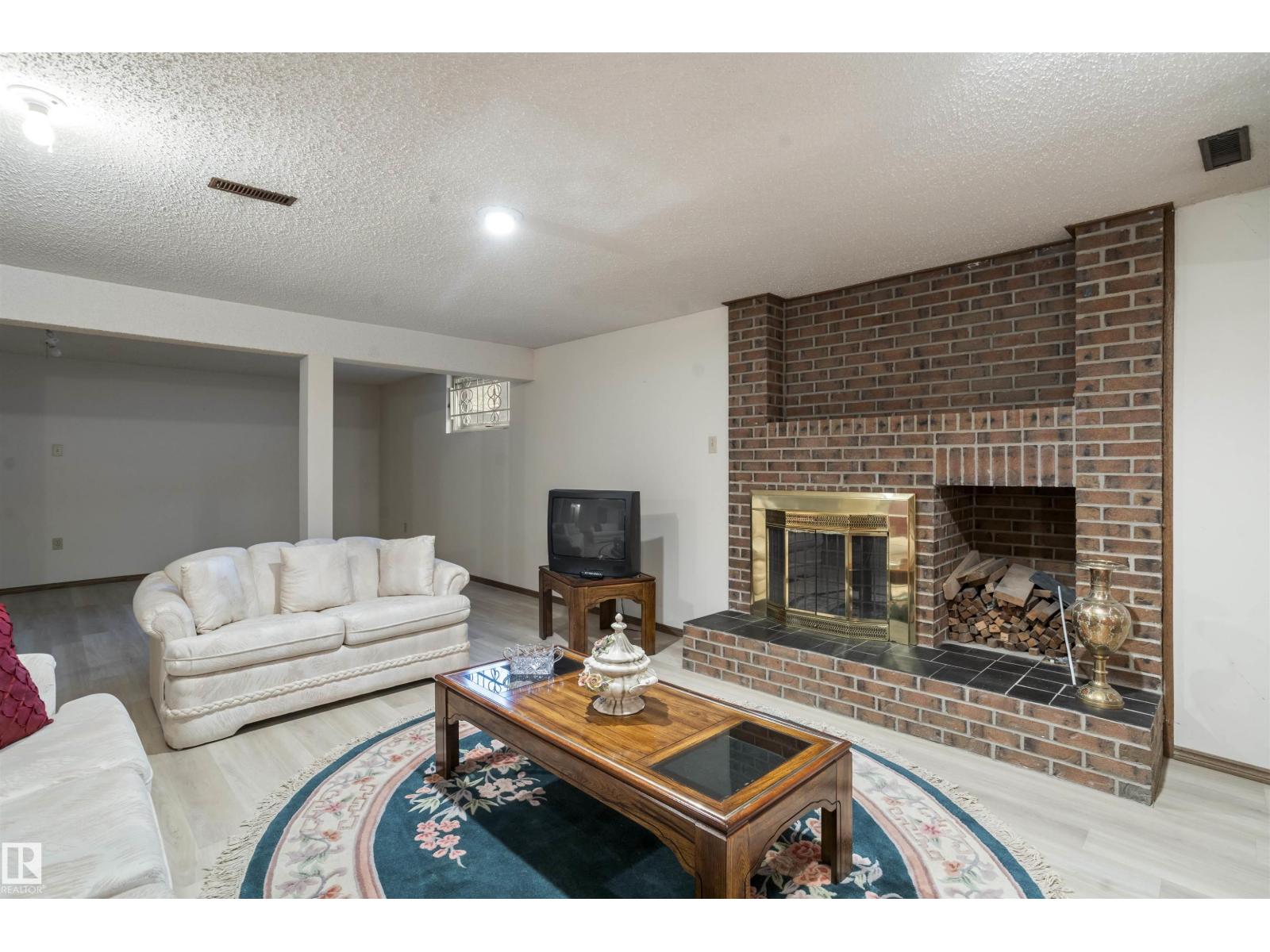 9831 158 AV NW - 55