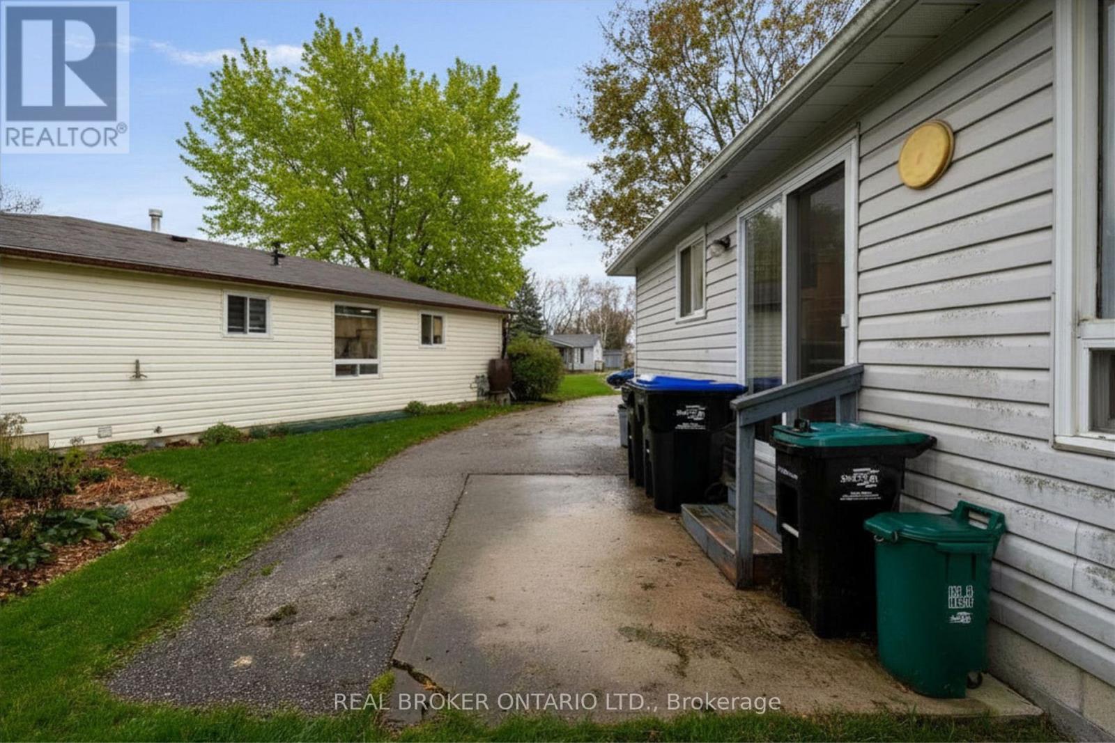 8 MAPLE LEAF TERRACE - 28