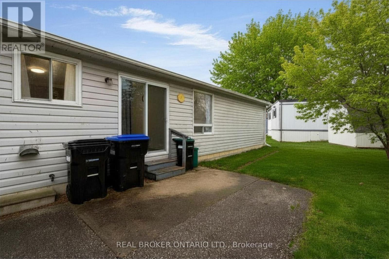8 MAPLE LEAF TERRACE - 29