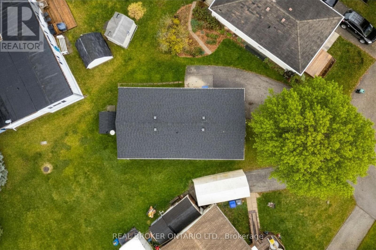 8 MAPLE LEAF TERRACE - 35