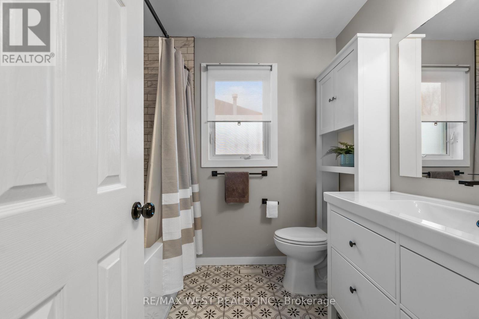 12 BERRYDOWN DRIVE - 31