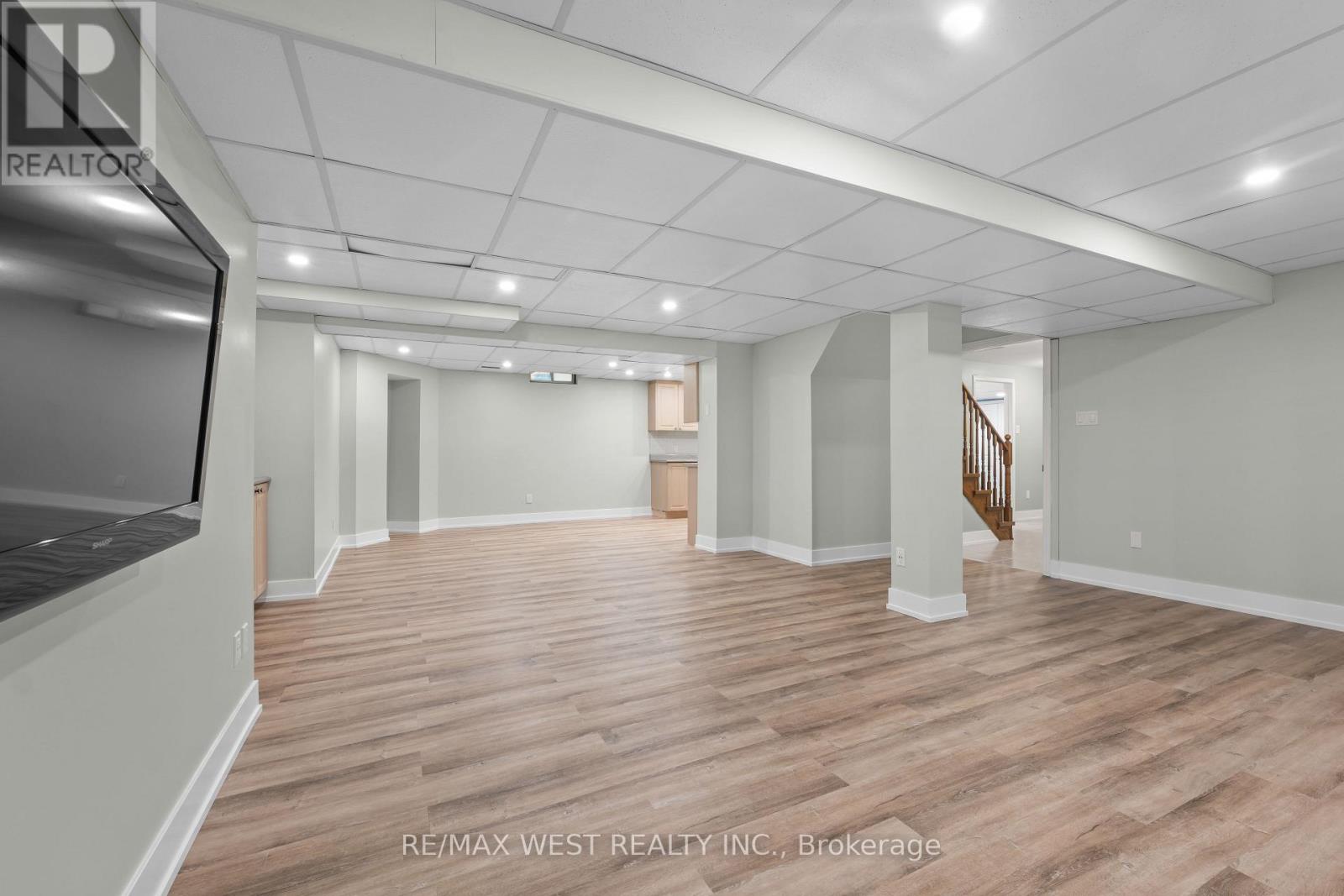 12 BERRYDOWN DRIVE - 33