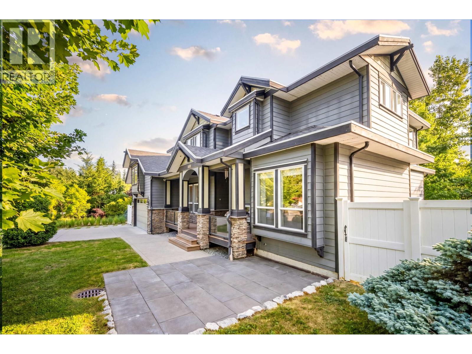 1031 JAY CRESCENT, Squamish