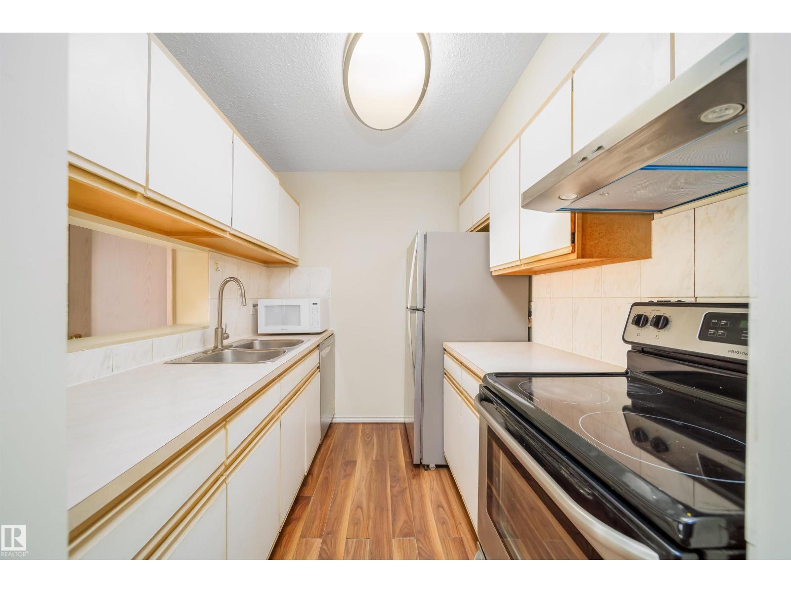 #213 5065 31 AV NW - 16