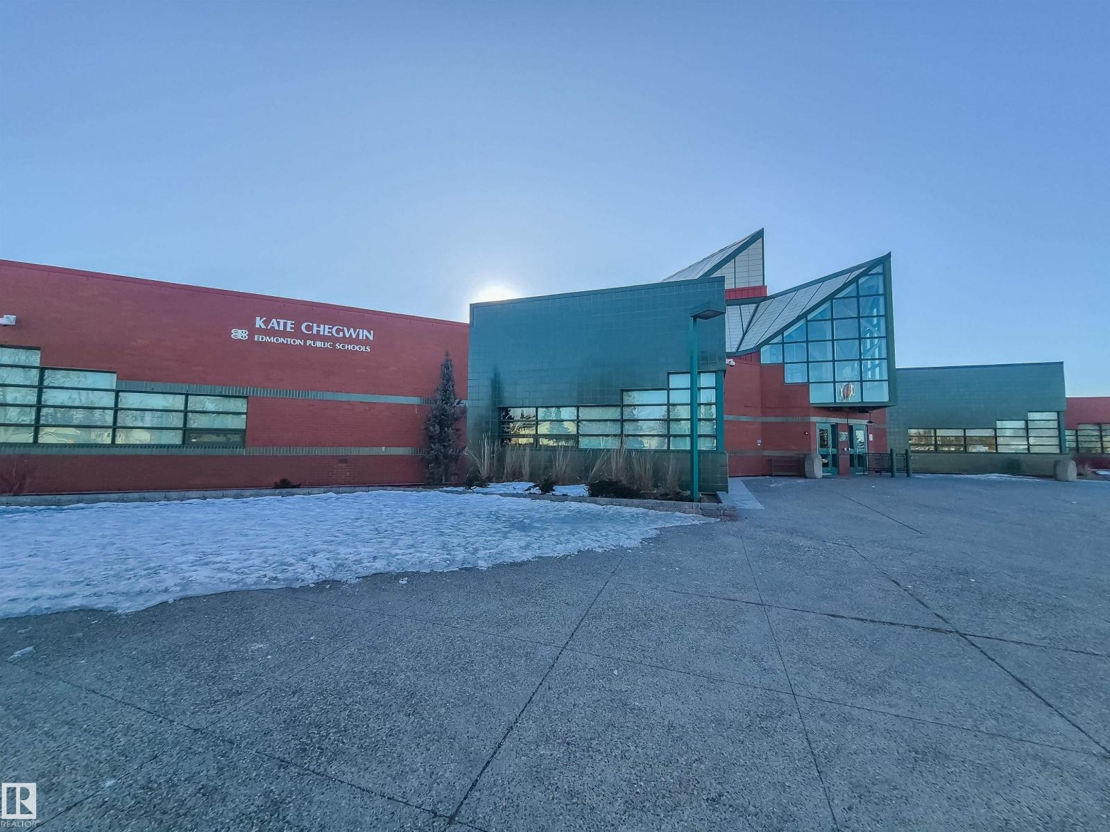 #213 5065 31 AV NW - 31