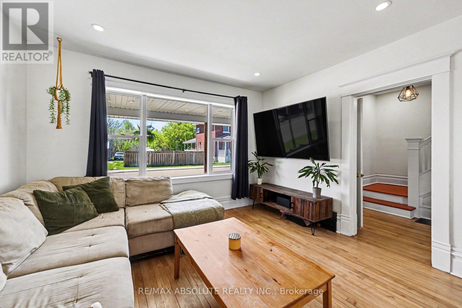 21 BANK STREET N - 11