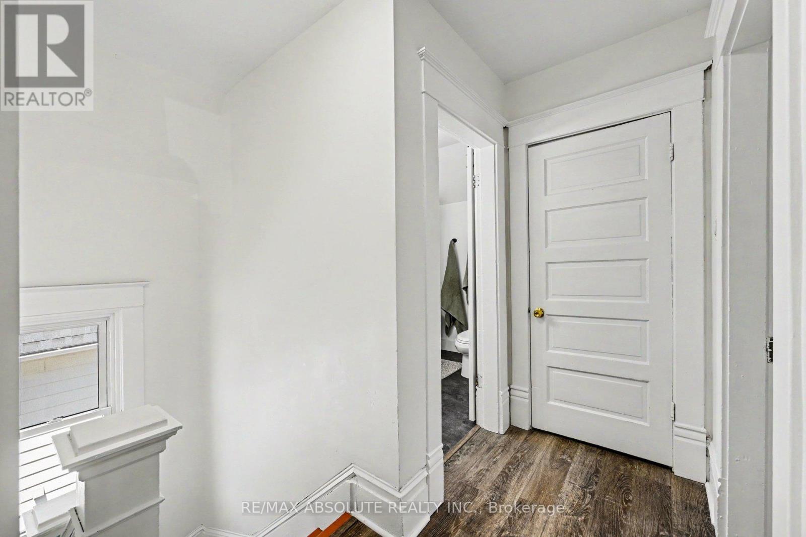21 BANK STREET N - 18