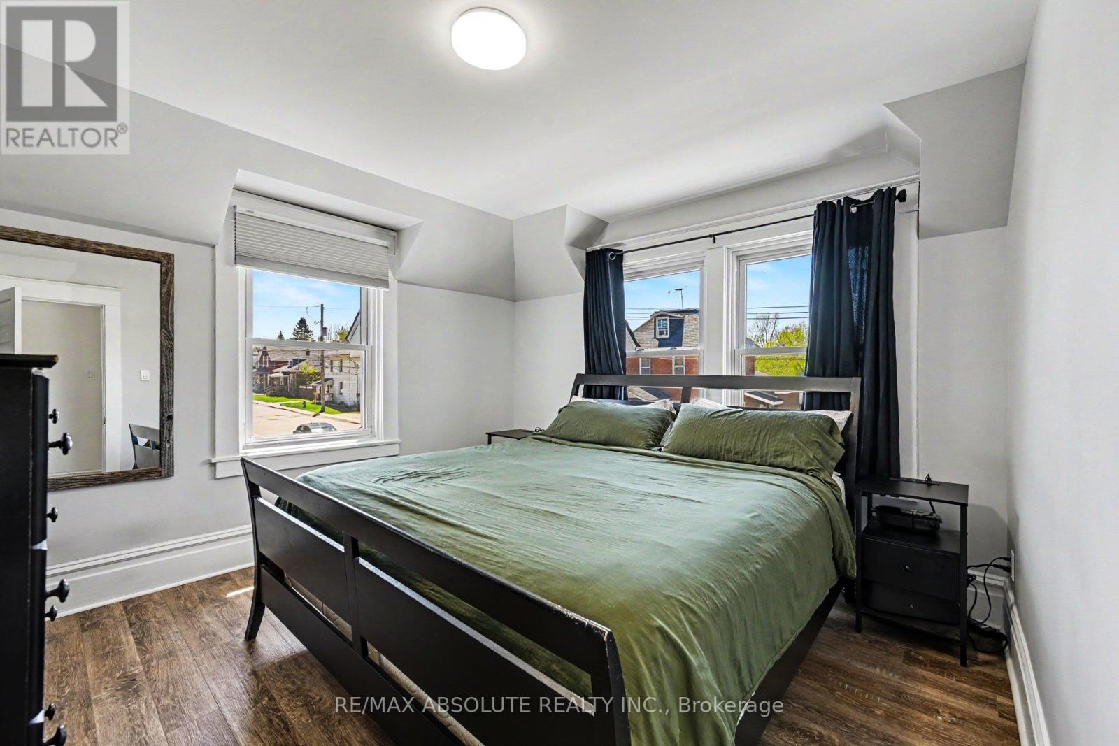 21 BANK STREET N - 25